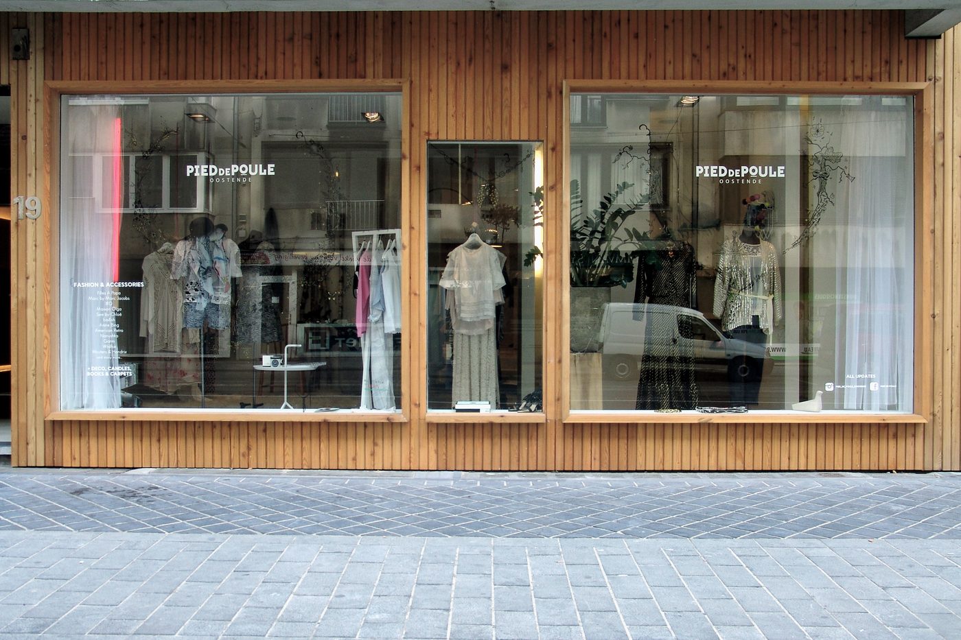 De houten gevel aan de achterzijde van de winkel (Koningstraat) met twee etalages